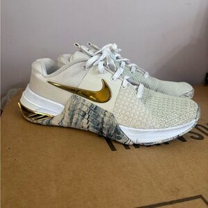 Nike Metcon 8 cream/metallic gold/grey marbled women’s sneakers NWOT Size 6.5